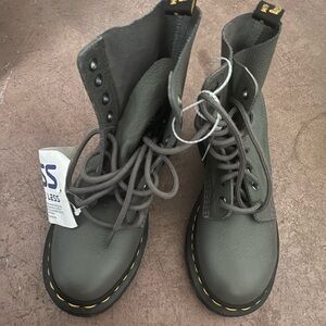 NWT Dr. Martens Gray 1460 Pascal Boots